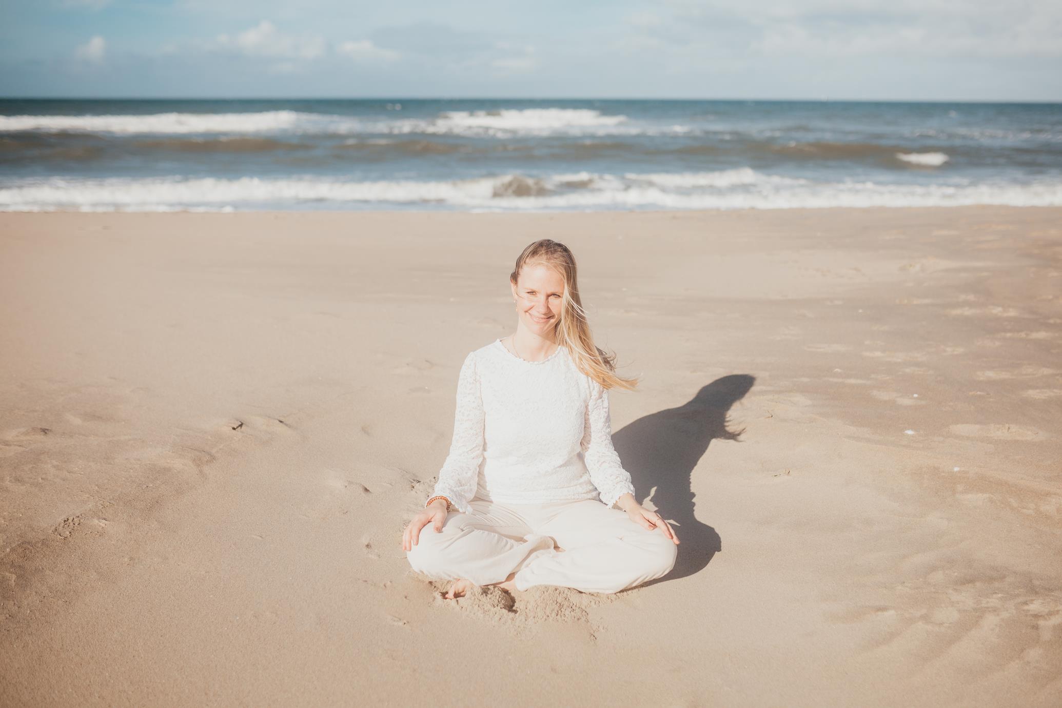 Afbeelding van een ontspannen persoon die helende energie ontvangt tijdens een 1:1 Soul Space Sessie healing op afstand.